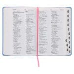 NLV Ligblou Met Pienk Blomme Kunsleer Standaard Bybel Met Duimgrepe - Image 5