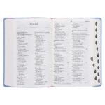 NLV Ligblou Met Pienk Blomme Kunsleer Standaard Bybel Met Duimgrepe - Image 9