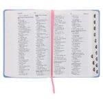 NLV Ligblou Met Pienk Blomme Kunsleer Standaard Bybel Met Duimgrepe - Image 10