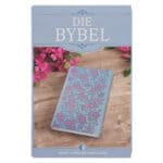 NLV Ligblou Met Pienk Blomme Kunsleer Standaard Bybel Met Duimgrepe - Image 12