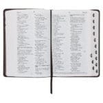 NLV Donkerbruin en Oranje Kunsleer Standaard Bybel Met Duimgrepe - Image 18